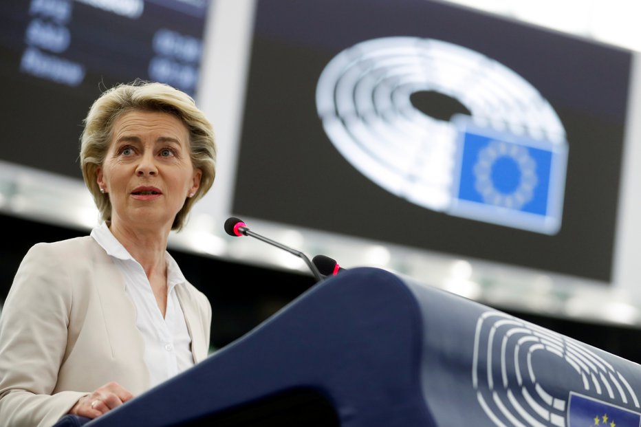 Fotografija: Predsednica evropske komisije Ursula von der Leyen poudarja, da imajo zadnjo besedo o pravu EU sodniki v Luxembourgu, FOTO: Jean-François Badias/Reuters