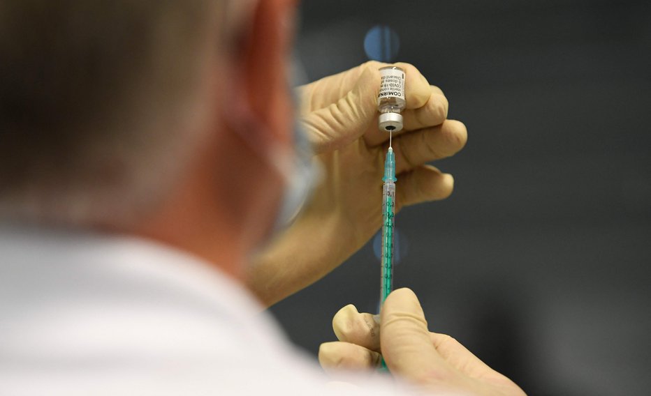 Fotografija: Medicinska sestra je namesto cepiva ljudem vbrizgavala fiziološko raztopino. FOTO: Thomas Kienzle/AFP