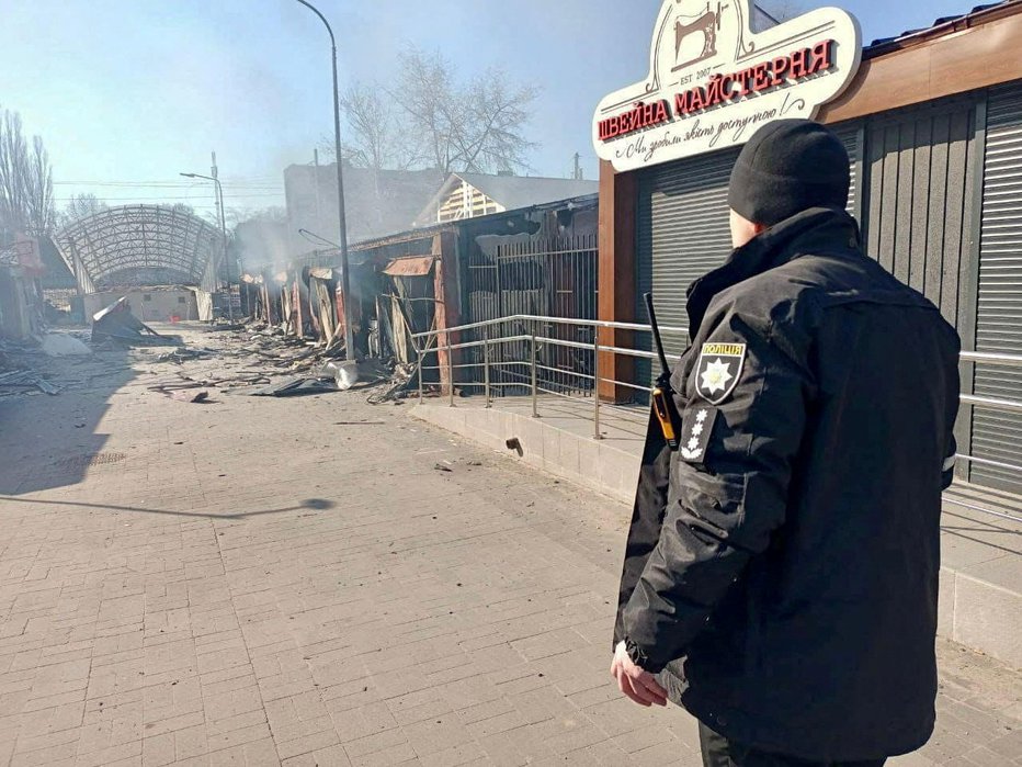 Fotografija: Posledice bombardiranja v Černigivu. FOTO: National Police Of Ukraine Via Reuters
