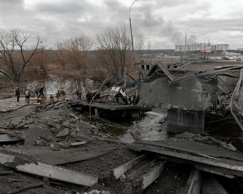 Fotografija: Razdejanje v okolici Kijeva. FOTO: Jedrzej Nowicki, Agencja Wyborcza.pl Via Reuters
