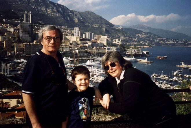 Trikrat je srečno ločen in četrtič srečno poročen ter ponosni oče dveh sinov, Dušana in Martina, s slednjim in četrto ženo Verico je na fotografiji v Monte Carlu.
