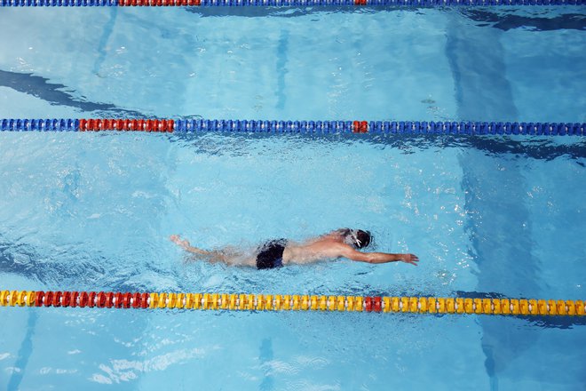 Pravila socialne distance zdaj veljajo tudi v bazenu. FOTO: Uroš Hočevar/Delo