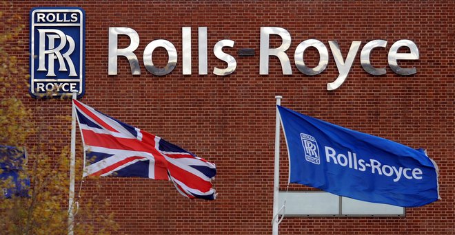 Britanski proizvajalec letalskih motorjev in luksuznih avtomobilov Rolls-Royce namerava zaradi krize, ki jo je v letalski industriji povzročila pandemija novega koronavirusa, zapreti najmanj 9000 delovnih mest ali skoraj petino vseh. FOTO: Andrew Yates/AFP