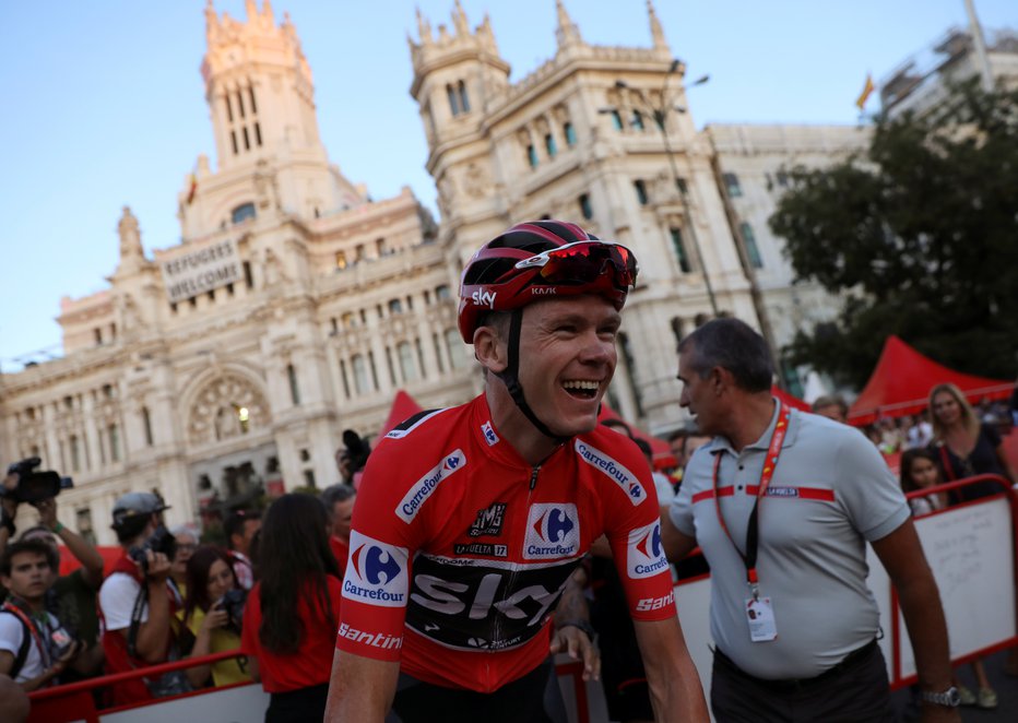Fotografija: Chris Froome je leta 2017 v rdeči majici prikolesaril v Madrid. Kasneje se je izkazalo, da to ni bila njegova prva, temveč druga zmaga na Vuelti. FOTO: Susana Vera/Reuters