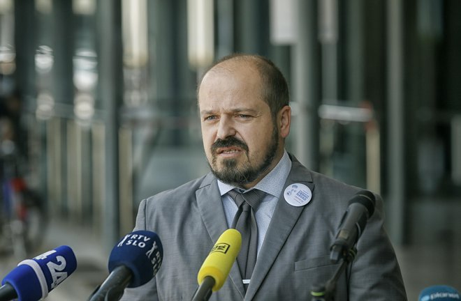 Minister Janez Poklukar. FOTO: Blaž Samec/Delo