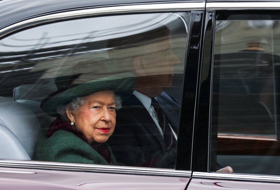 Fotografija: Kraljico je spremljal princ Andrew. FOTO: Tom Nicholson/Reuters
