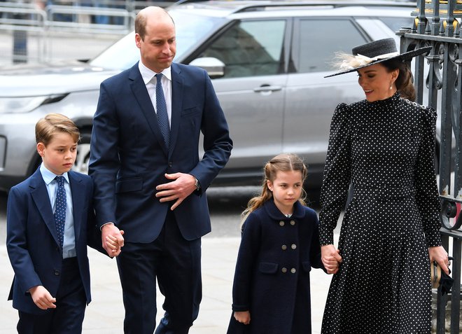 Zakonca Cambridge sta s seboj pripeljala starejša otroka, princa Georgea in princeso Charlotte. FOTO: Toby Melville/Reuters
