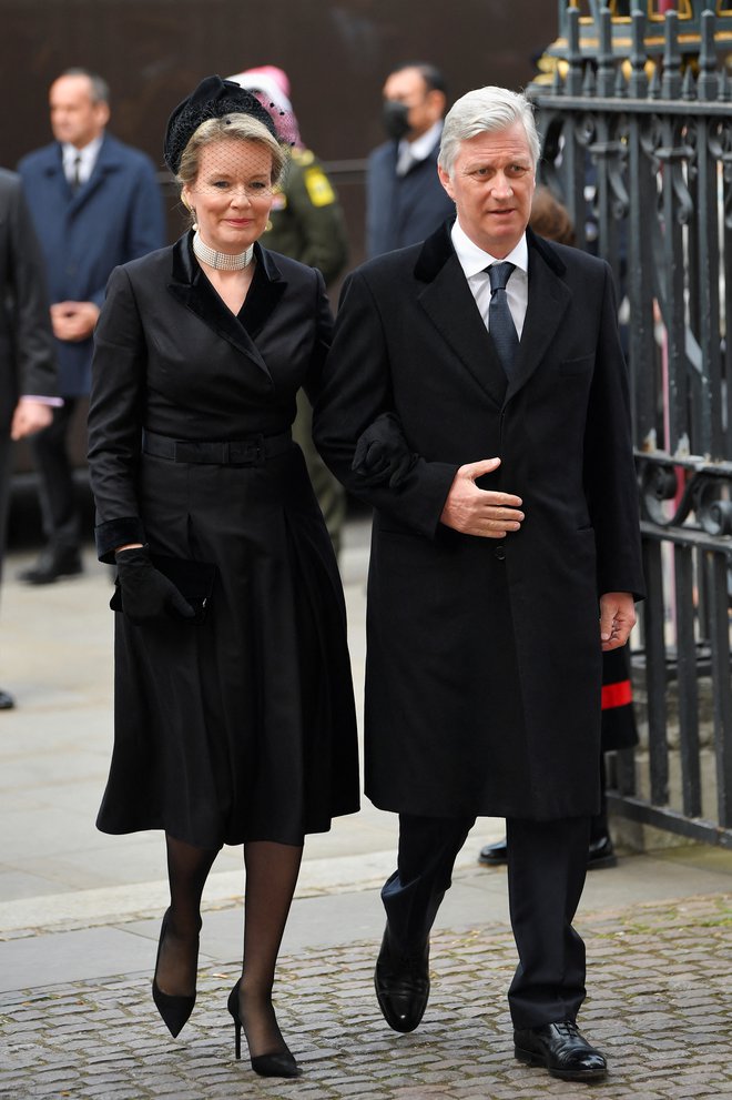 Med aristokrati, ki so se prišli poklonit princu Filipu, sta bila tudi belgijski kralj Philippe in kraljica Mathilde. FOTO: Toby Melville/Reuters
