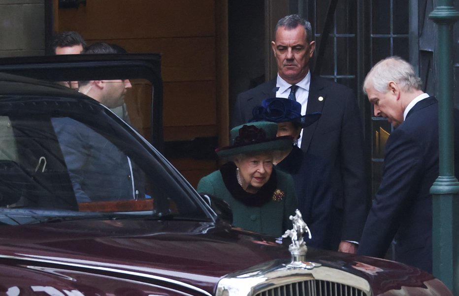 Fotografija: Kraljica se je poklonila pokojnemu možu. FOTO: Tom Nicholson, Reuters
