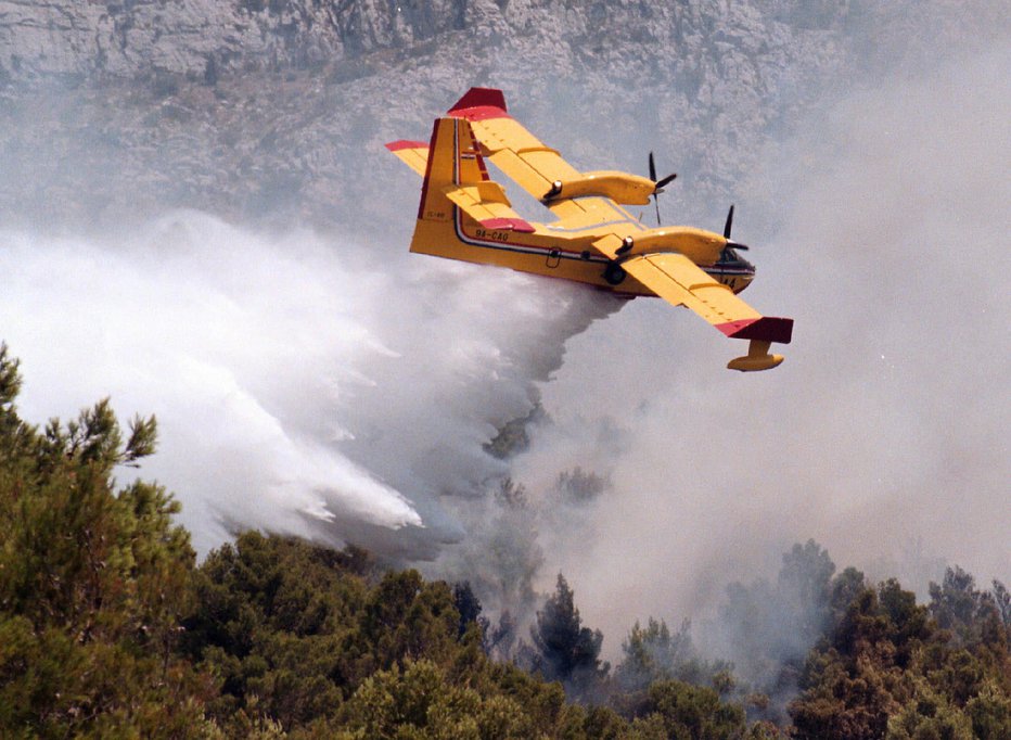 Fotografija: S canadairom so gasili tudi požare v Dalmaciji (arhivska fotografija). FOTO: Reuters
