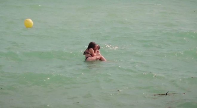 V morju sta čofotala in se poljubljala. FOTO: Pop TV
