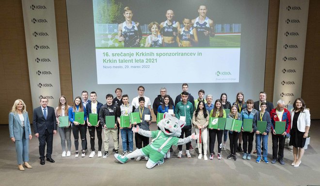 Ob zaključku prireditve Krkin talent leta 2021, ki se je je udeležila tudi naša bronasta olimpijka Gloria Kotnik, je nastala tale skupinska fotografija. FOTOGRAFIJI: Krka
