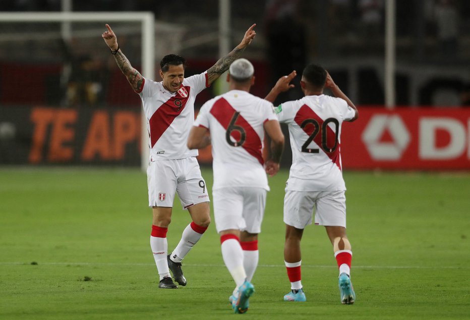Fotografija: Gianluca Lapadula (levo) je na zadnjih petih reprezentančnih tekmah dosegel tri ključne gole, skupno je pri šestih za Peru. FOTO: Sebastian Castaneda/Reuters
