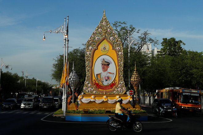 Tajske ulice in ceste so polne kraljevih portretov. FOTO: Jorge Silva/Reuters
