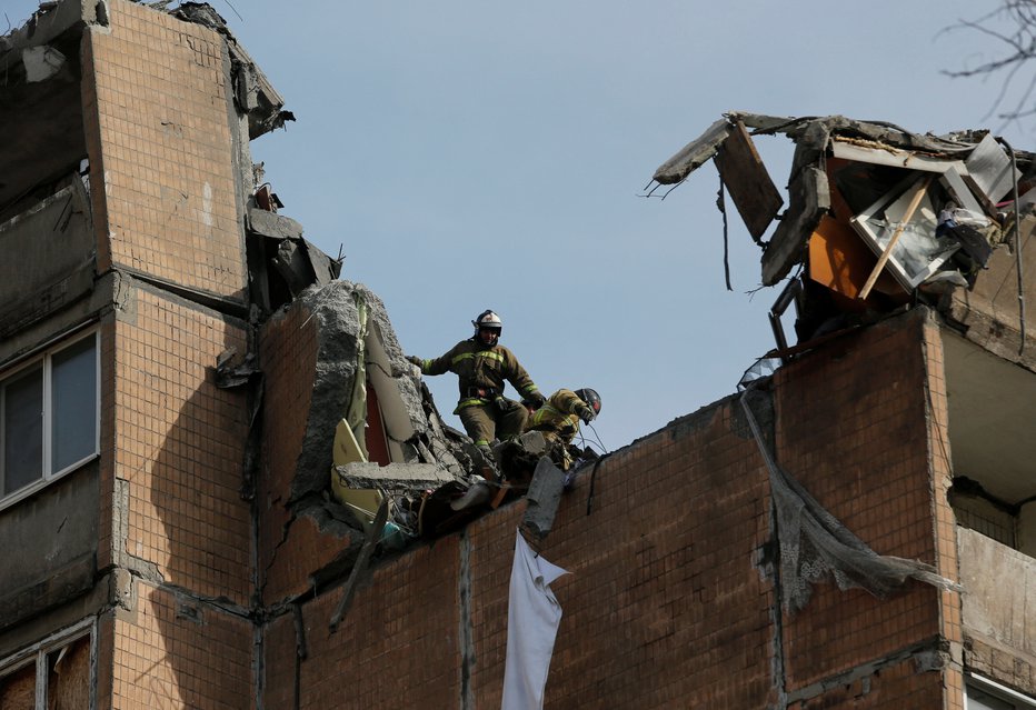 Fotografija: Tarči sta predvsem civilno prebivalstvo in infrastruktura. FOTO: Alexander Ermochenko/Reuters
