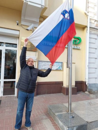 Fotografija: Zastavo pred veleposlaništvom v Kijevu so zaradi varnostnih razlogov začasno umaknili. FOTO: Twitter
