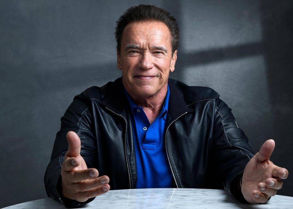 Fotografija: Arnold Schwarzenegger

Vse za dober namen! Gospod Terminator se je odločil podpreti akcijo, s katero so zbirali denar za dobrodelno organizacijo za mladostnike. Postavil se je v hollywoodski muzej voščenih lutk, Madame Tussauds, kot da bi bil voščena lutka Arnieja. Ko so ljudje pristopali k njemu za fotografijo, je oživel in jih pozdravil. Schwarzenegger je znan po tem, da je pripravljen narediti skoraj vse v dobrodelne namene, zato tudi ta precejšnji šok ni tako veliko presenečenje.
