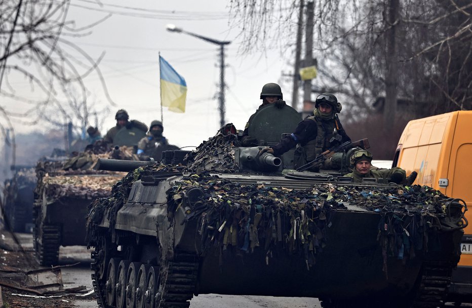 Fotografija: Ukrajinski vojaki v bližini Kijeva. FOTO: Zohra Bensemra, Reuters
