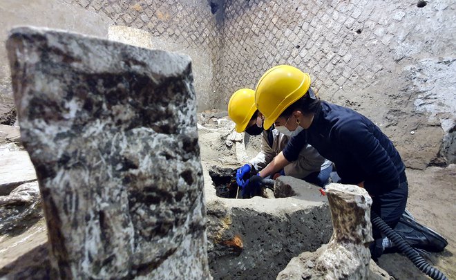 Arheologom bo v veliko podporo pri ohranjanju dragocenih najdb. FOTO: Reuters
