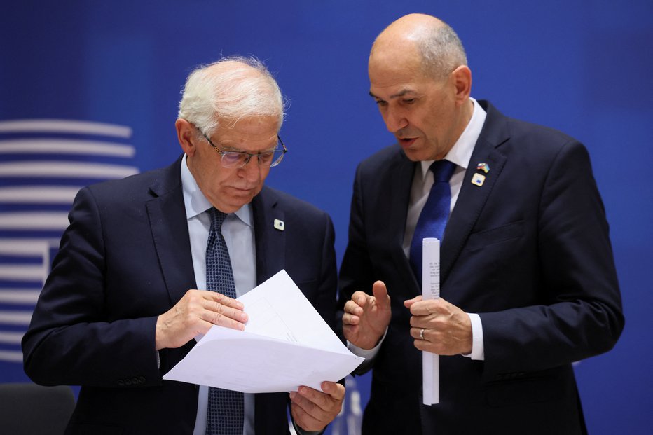 Fotografija: Janša v družbi visokega predstavnike EU za zunanje zadeve in varnostno politiko Josepa Borrella v Bruslju. FOTO: Evelyn Hockstein, Reuters
