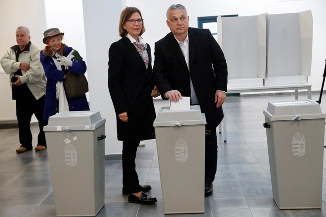 Madžarski premier Viktor Orban je glasoval v družbi žene Aniko Levai. FOTO: Bernadett Szabo, Reuters

