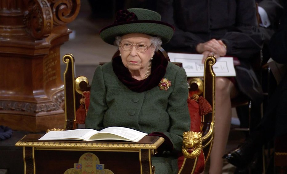 Fotografija: Med slovesnostjo je kraljica snela očala in potočila solzo, medtem ko je njena vnukinja, princesa Beatrice, skrila obraz za programskim listom.
