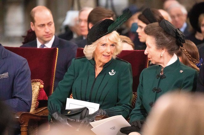 Tudi vojvodinja Camilla in princesa Anne sta nosili vojaško zeleno.
