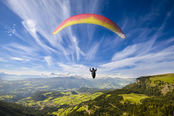 Simboliko in adrenalin lahko pozitivno izkoristite s padalstvom. FOTO: Oneblink-cj/Getty Images
