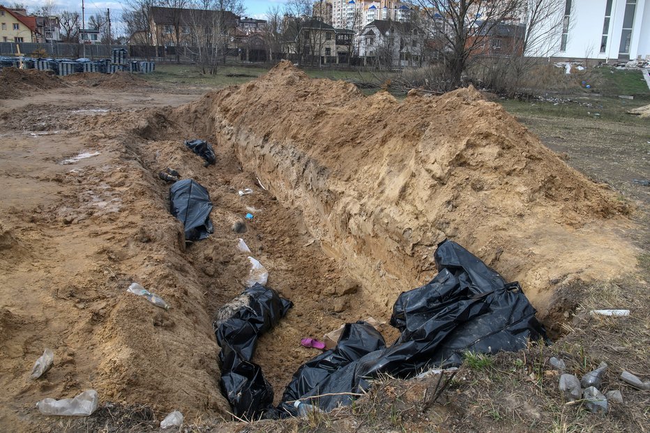Fotografija: Ruska stran vztraja, da jim je Ukrajina podtaknila zločine v Buči. FOTO: Vladyslav Musiienko/Reuters
