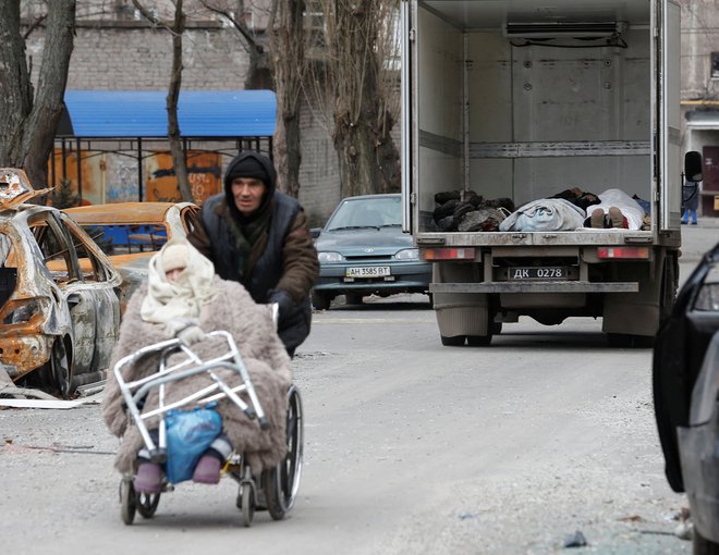 Opustošeni Mariupol ostaja tarča. FOTO: Alexander Ermochenko/Reuters
