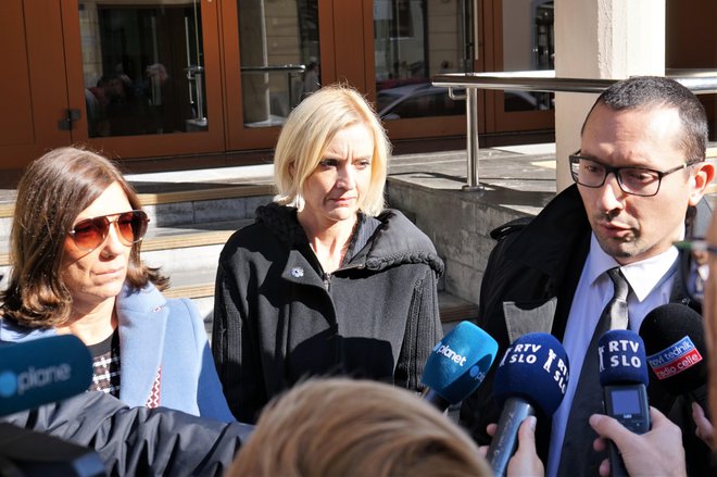 Novinarka Eugenija Carl in urednica na TV Slovenija Mojca Šetinc Pašek z odvetnikom Tomažem Bajcem po prekinjeni obavnavi v kazenski zadevi proti Janezu Janši zaradi razžalitve. FOTO: Brane Piano
