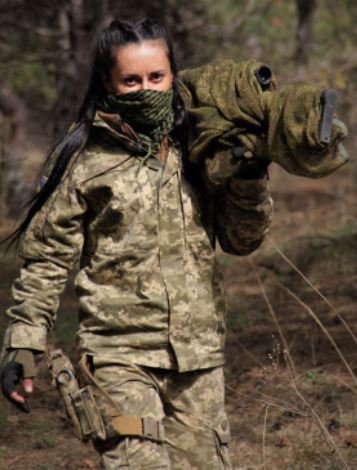 Fotografija: Celo nacisti niso bili tako odvratni in okrutni kot Rusi, je prepričana ukrajinska vojakinja. FOTO: Facebook
