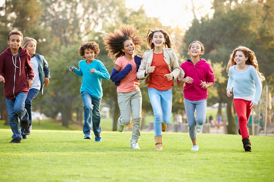 Fotografija: Otroci naj se čim več gibajo, tudi odrasli naj bi bili aktivni vsaj pol ure na dan. FOTO: Bowdenimages/Getty Images
