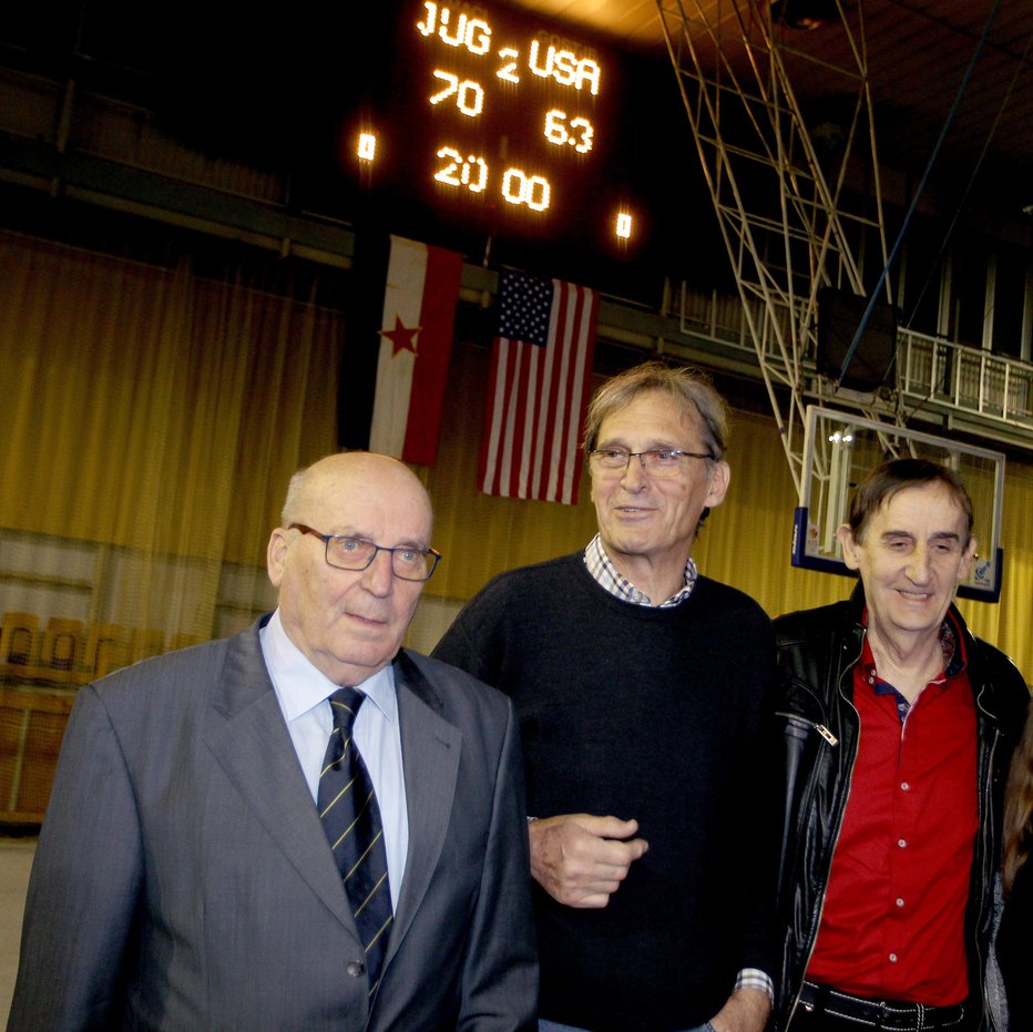 Fotografija: Petar Skansi (v sredini) se je vedno rad vračal v Tivoli, kjer je z Ivom Daneuom (levo) in Aljošo Žorgo (desno) premagal Američane s 70:63. FOTO: Roman Šipić
