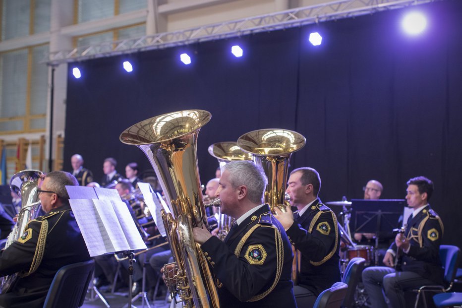 Fotografija: Policijski orkester je v Logatcu izvedel dobrodelni koncert za ukrajinske begunske otroke. FOTOGRAFIJE: Jure Eržen
