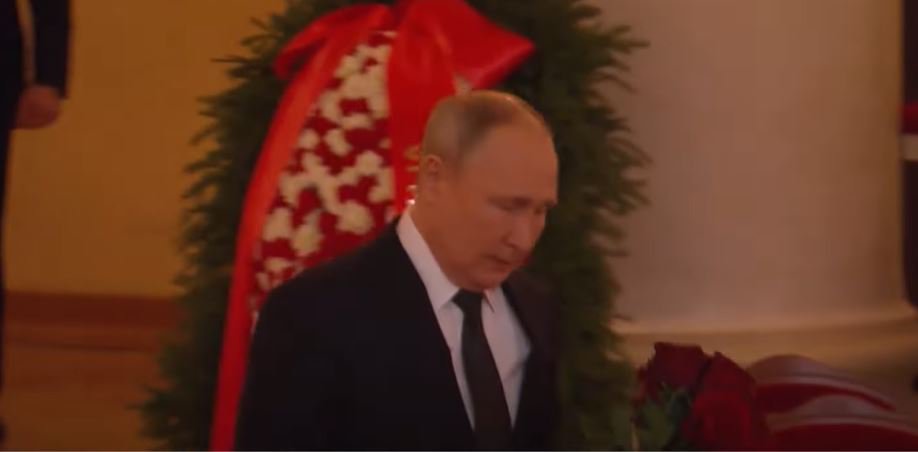 Fotografija: Putin na pogrebu Žirinovskega. FOTO: Youtube, zaslonski posnetek
