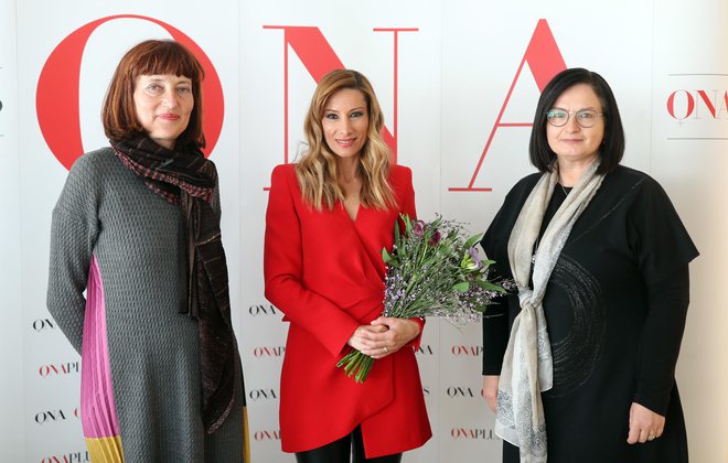 Eriki sta nagrado na slovesni razglasitvi predali direktorica Dela d. o. o. Nataša Luša (desno) in urednica One in Oneplus Sabina Obolnar (levo).
