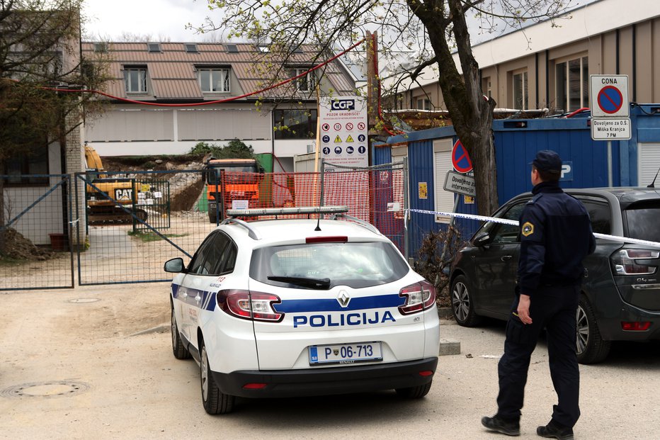 Fotografija: V eni od učilnic je s stropa zgrmel del ometa in poškodoval pet učencev OŠ Miška Kranjca. FOTO: Marko Feist
