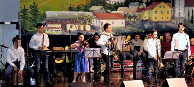 Toni Sotošek z družino na odru v domači Koprivnici

