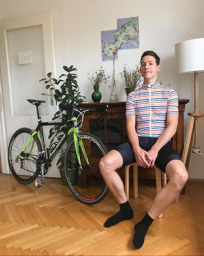 Zaljubljen v dolge poti

Glasbenik Gašper Šantl se je po zaključku srednje šole s kolesom odpravil iskat službo v tujino. Njegova avantura je trajala nekaj mesecev, takrat pa se je tako zelo zaljubil v kolesarjenje, da še danes z veseljem premaguje dolge poti.
