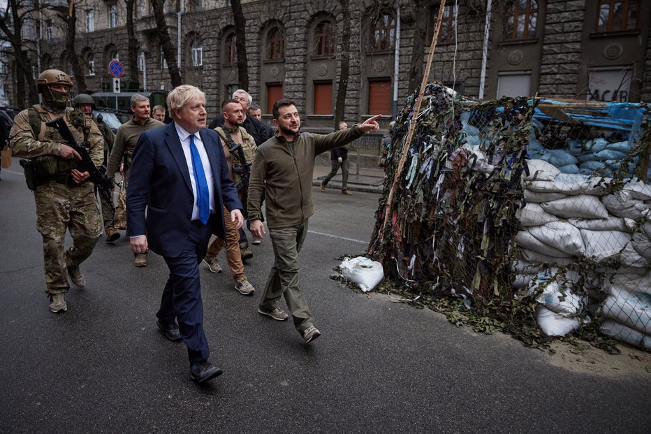 Fotografija: Zelenski in Johnson sta se sprehodila po ulicah Kijeva. FOTO: Ukrainian Presidential Press, Reuters
