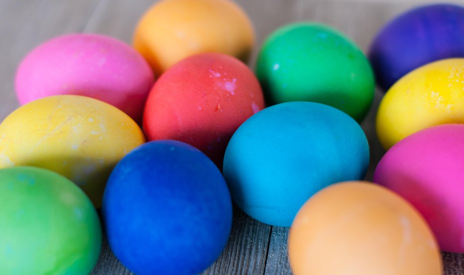 Fotografija: Bolj svetla bo jajčna lupina, bolj intenzivne bodo barve. FOTO: Laura Courteau/Getty Images
