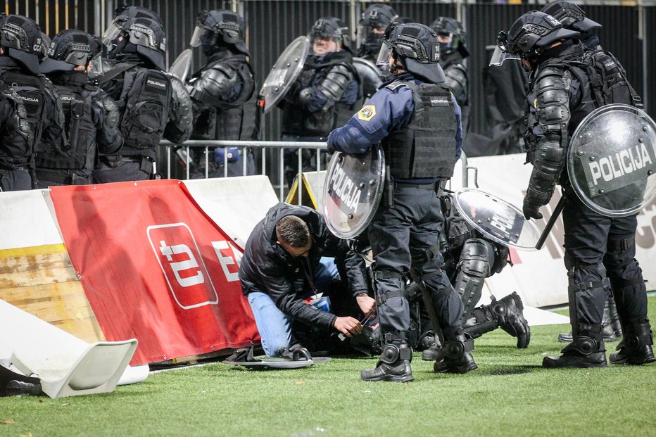 Fotografija: Poškodovanega policista so odpeljali. FOTO: Marko Vanovšek /mp Produkcija/pig
