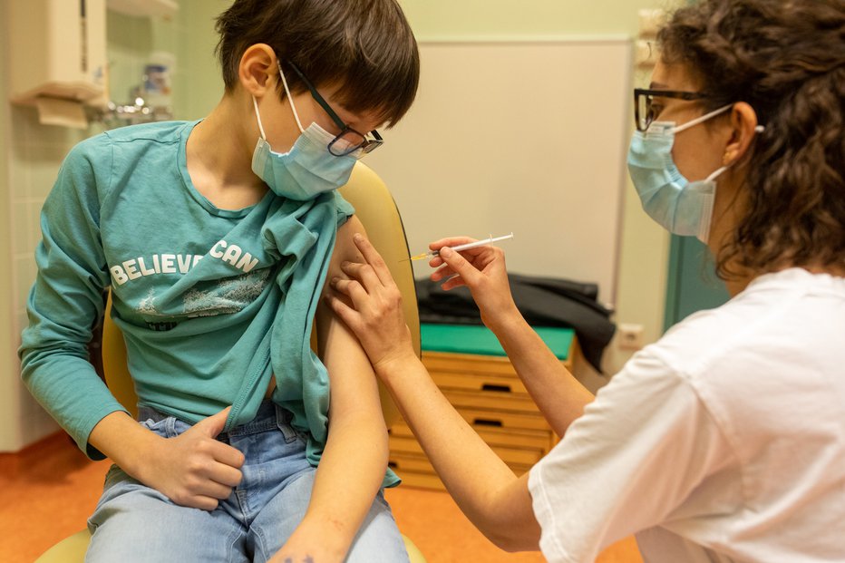 Fotografija: S tremi odmerki cepiva so se v Sloveniji cepili štirje otroci, z obema 1.774.  FOTO: Voranc Vogel, Delo
