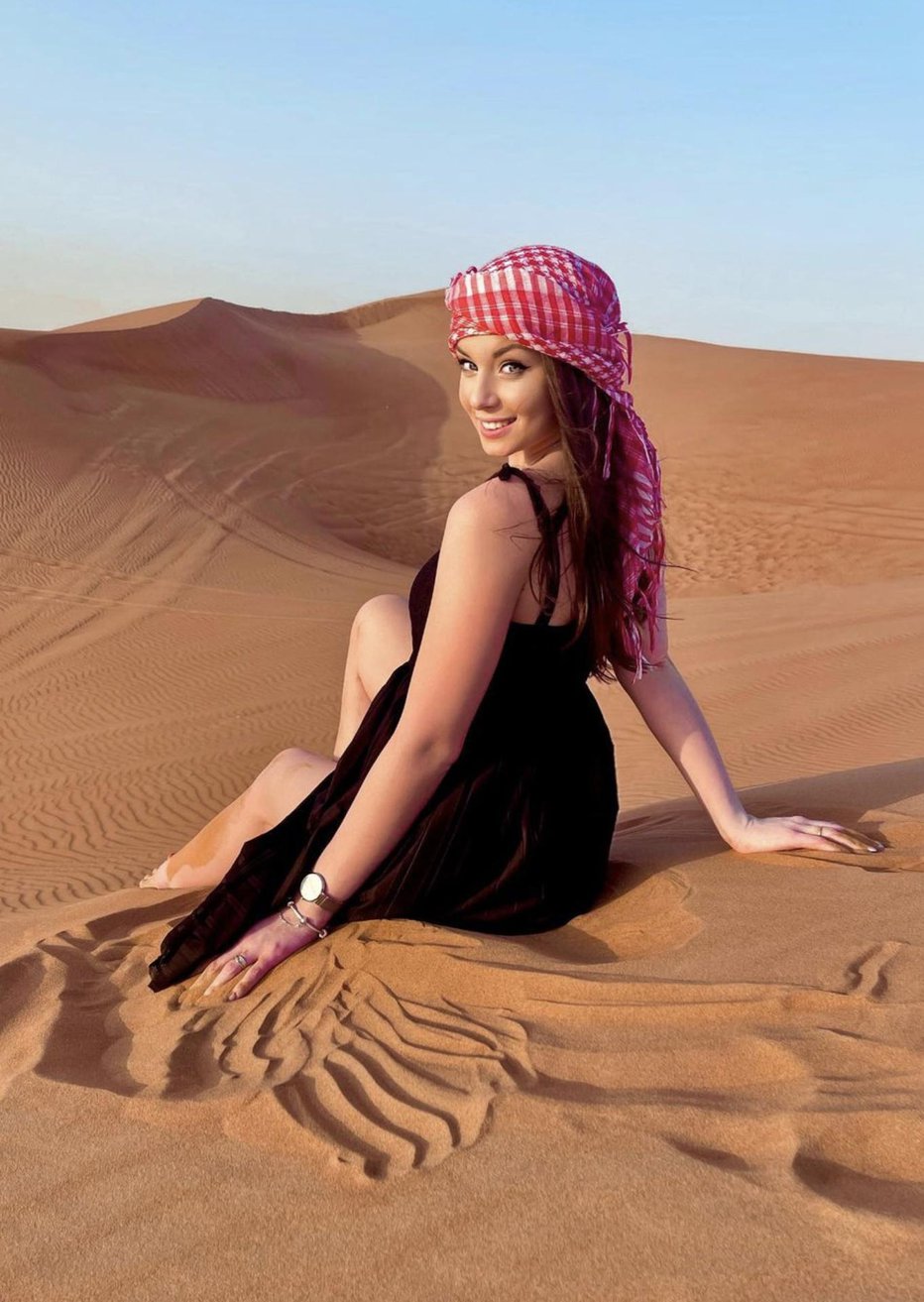 Fotografija: Krajnčeva manekenka Kiara se je dobro vživela v turistično vzdušje sredi Arabskega polotoka.
