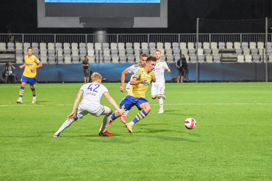 Fotografija: Luka Vešner Tičić, v rumenem dresu, s Koprom bije bitko za prvaka. FOTO: FC Koper
