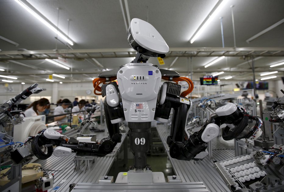 Fotografija: Roboti so že redna delovna sila v tovarnah. FOTO: Issei Kato/Reuters
