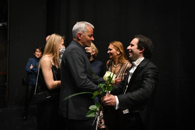 Mariborski župan Saša Arsenovič se je prišel osebno zahvalit dirigentu Simonu Krečiču in vsem ustvarjalcem za dober šov.
