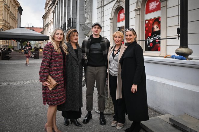 Timon Šturbej, eden največjih slovenskih igralskih potencialov, je užival v družbi mame in njenih prijateljic.
