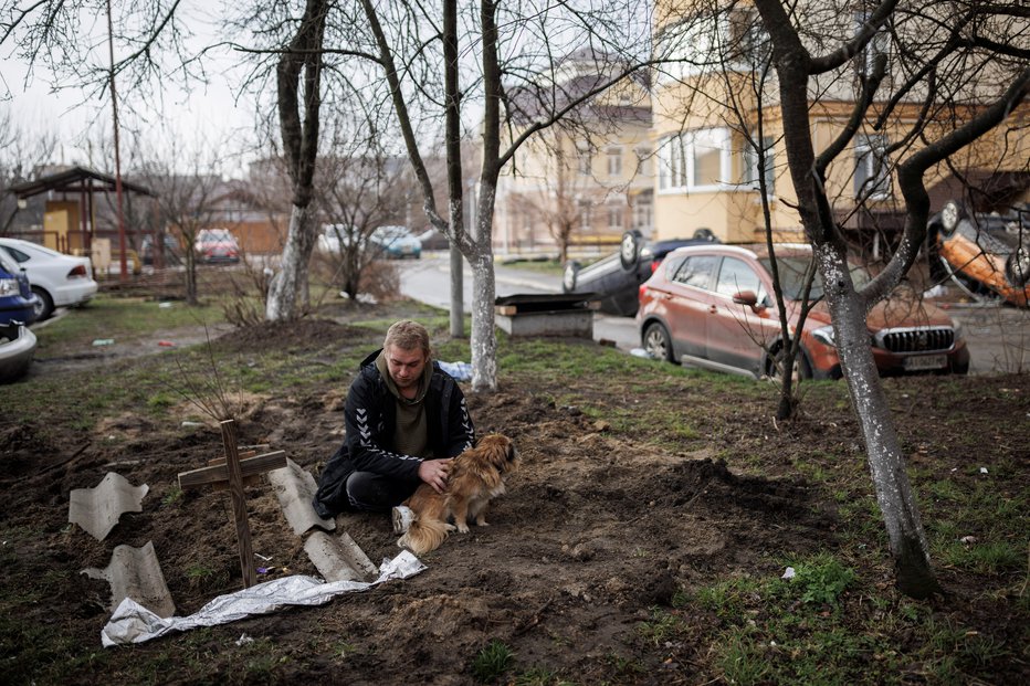 Fotografija: Fotografija prikazuje Ukrajinca Sergeja, ki je pokopal prijatelja med okupacijo Buče. FOTO: Alkis Konstantinidis, Reuters
